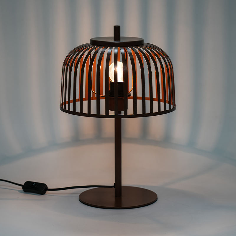 Nordisk jerndekorativ bordlampe