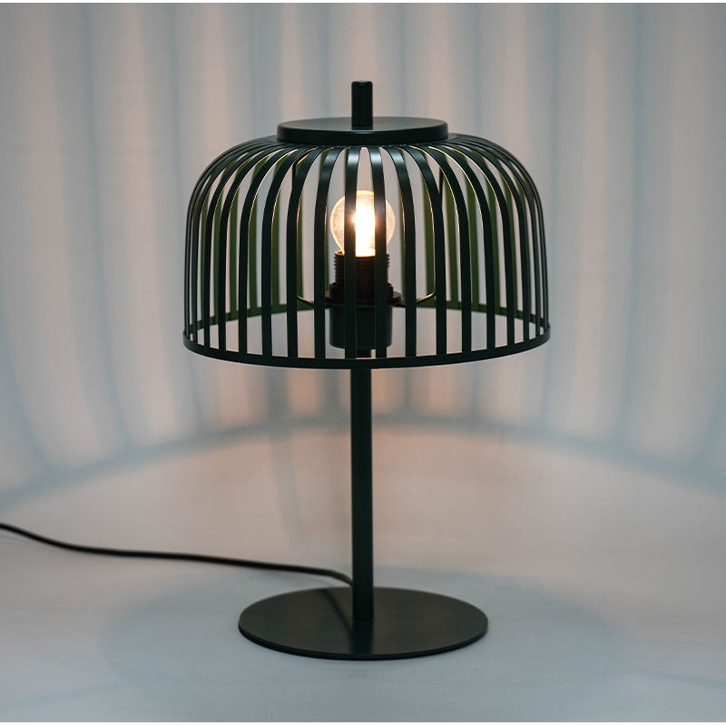 Nordisk jerndekorativ bordlampe
