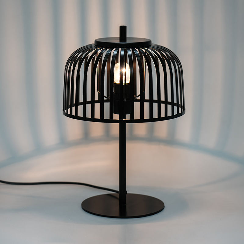 Nordisk jerndekorativ bordlampe