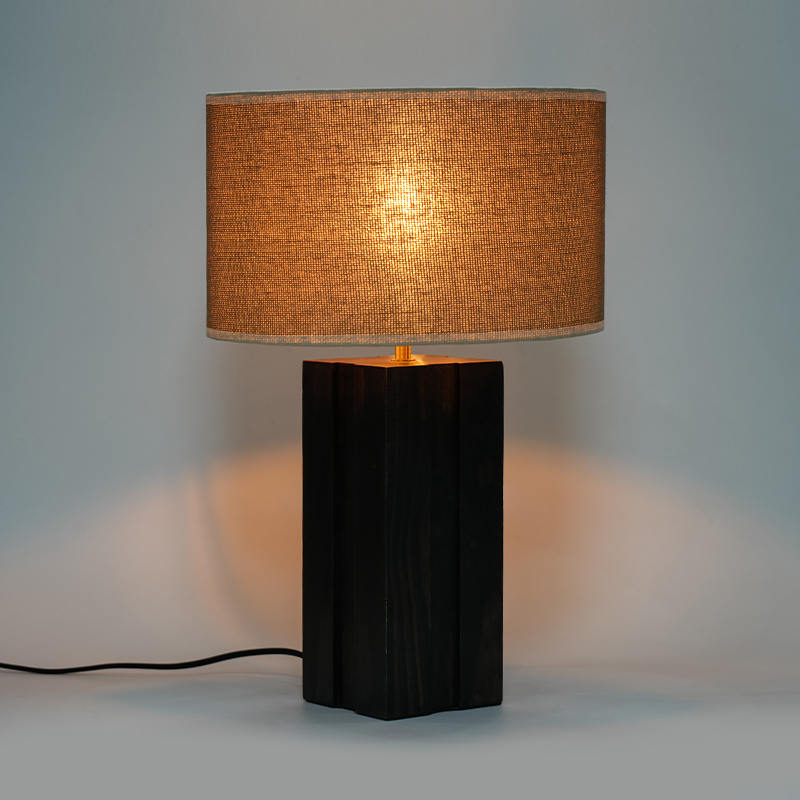 Kunstnerisk træbordlampe