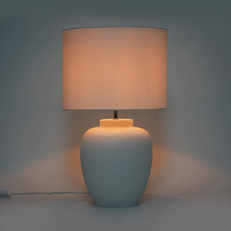 Enkel hvid keramisk bordlampe