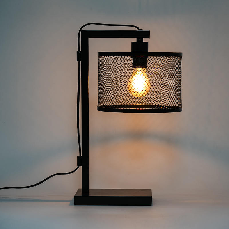 Smedejern dekorativ bordlampe