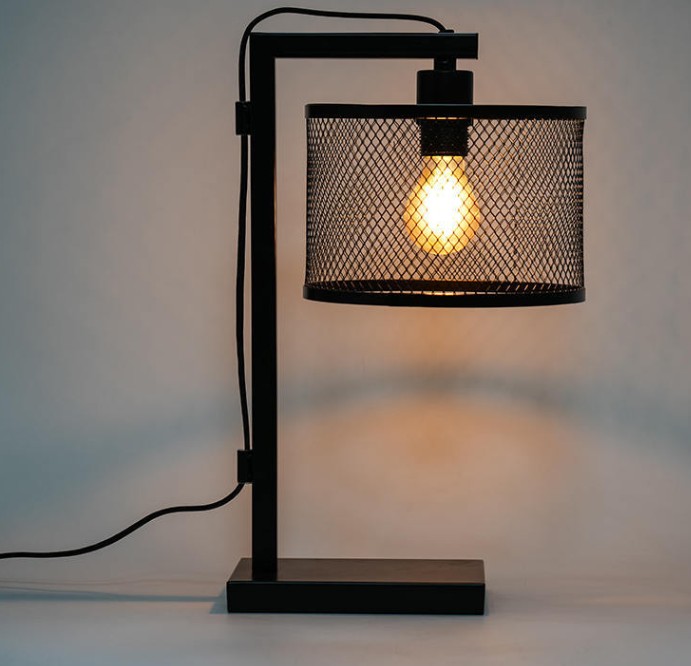 Hvordan sikrer smedejerns dekorativ bordlampe stabiliteten og holdbarheden af ​​produktet?