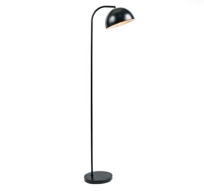 Er denne black metal gulvlampe sikker og pålidelig under brug?