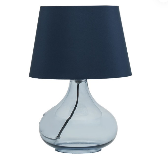Ud over at gøre den lette varmere og blødere, hvilke andre funktioner har den høje gennemsigtighed i den europæiske stil med den enkle glasbordslampe til at skabe atmosfæren i rummet?
