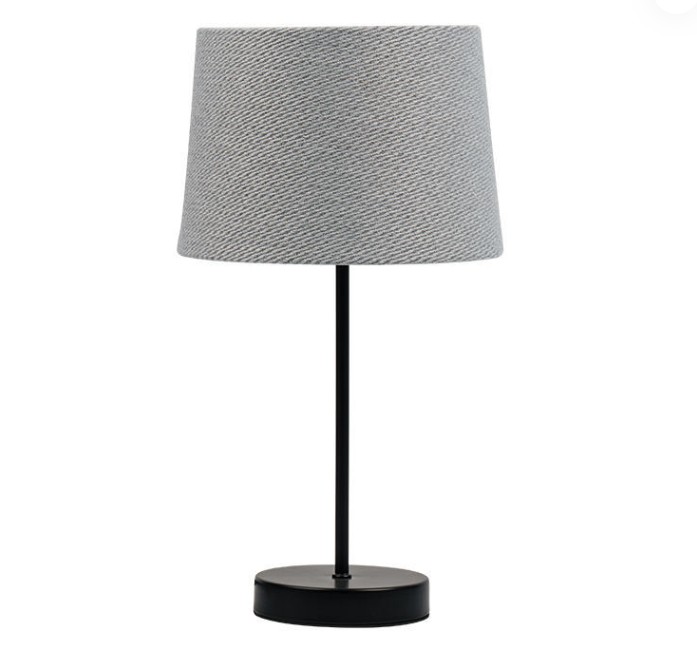 Hvordan påvirker lampeskærmen af ​​denne retro hardware -stof bordlampe spredningseffekten af ​​lys?